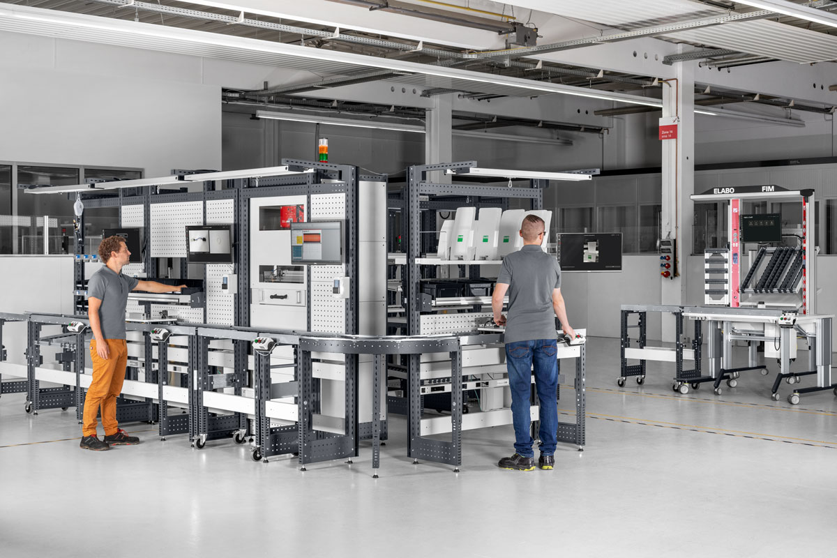 Manuelle Montage mit digitalen Assistenzsystemen